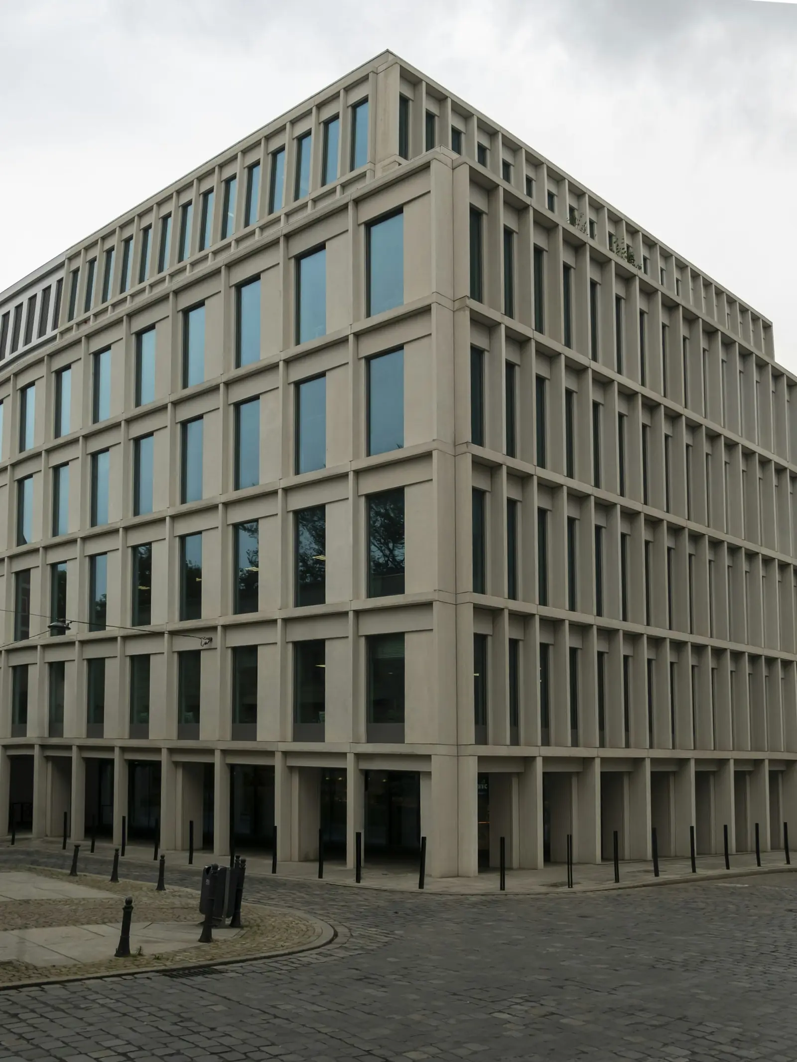 Modernes Bürogebäude mit Natursteinfassade