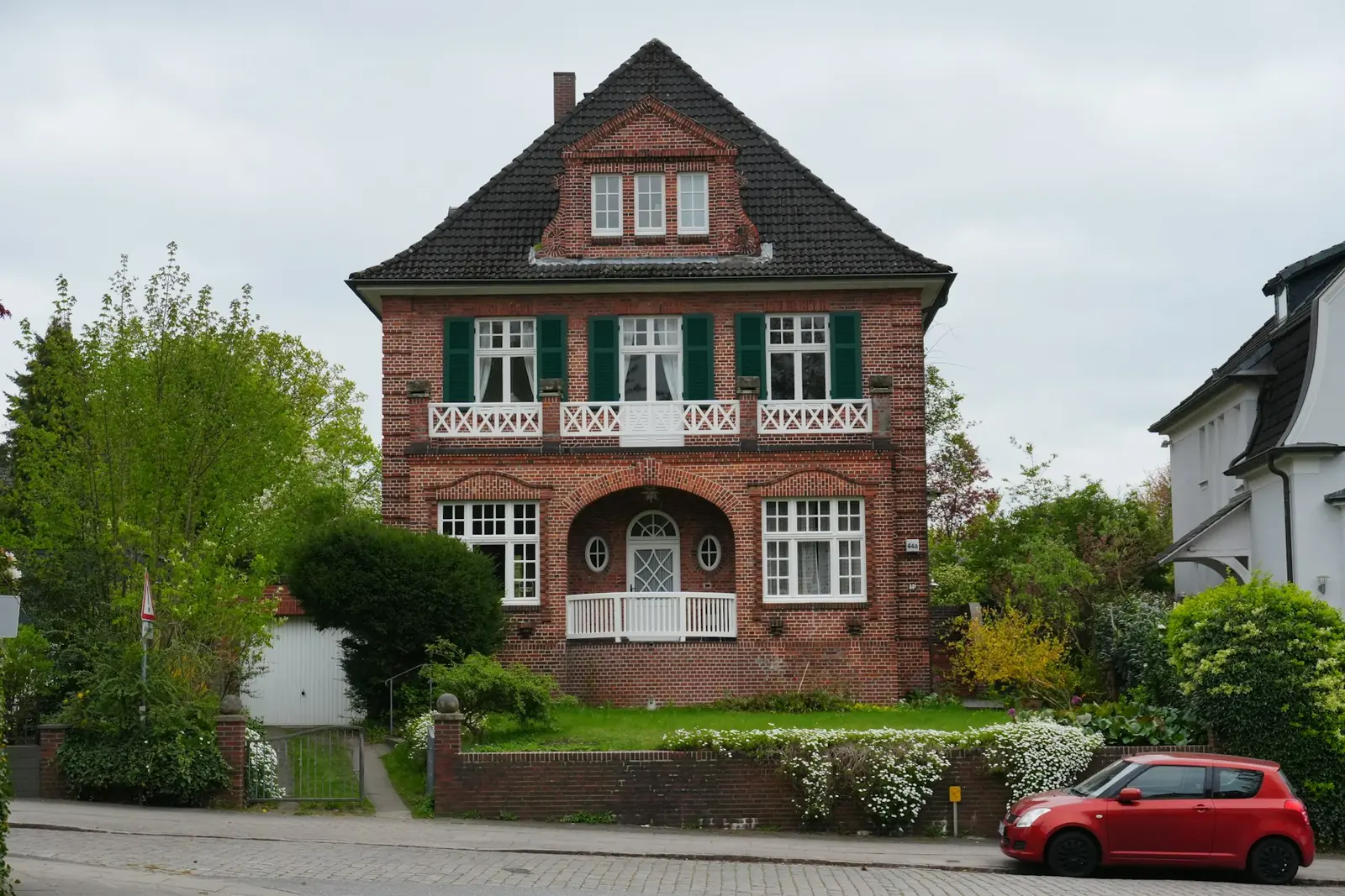 Freistehende Backsteinvilla mit Garten